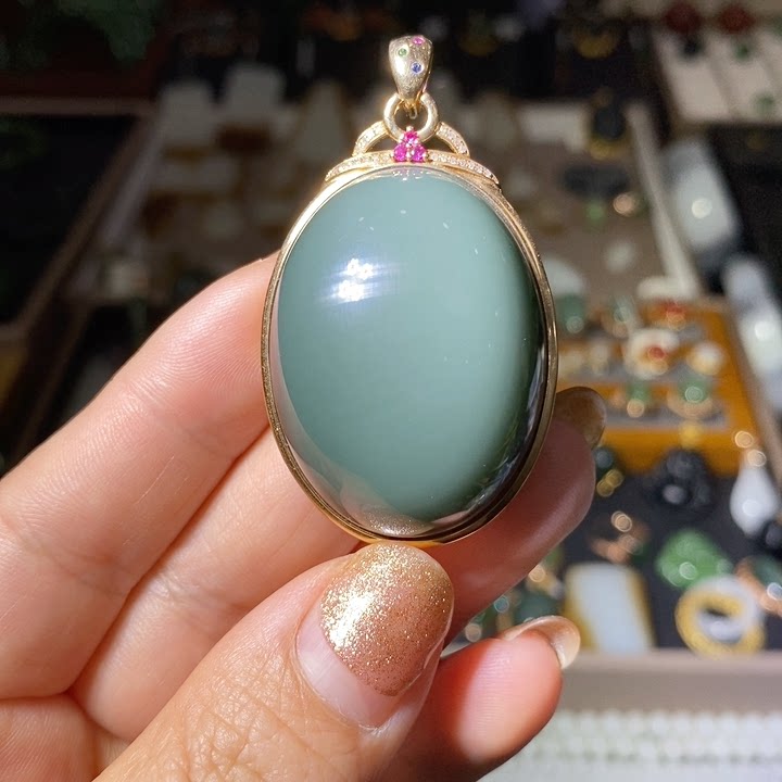 碧玉瓷蓝18k金镶嵌鸽子蛋吊坠过灯无结构 高品