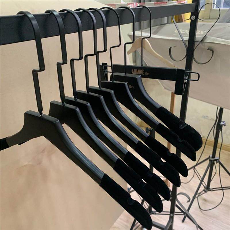 定制标志黑色实木衣架为妇女服装商店蜂拥木服装支持裤夹金长钩