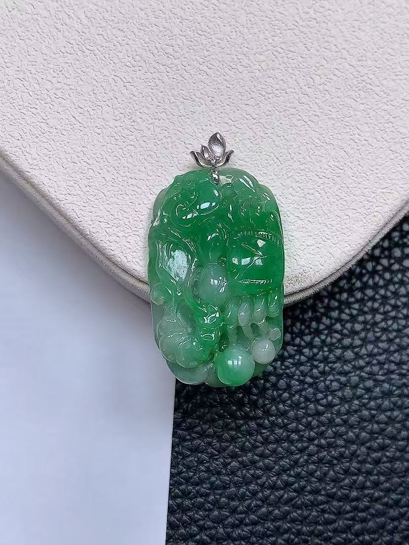 天然真品翡翠正品 水润细腻气质18k金镶嵌冰阳绿满阳色螃蟹吊坠