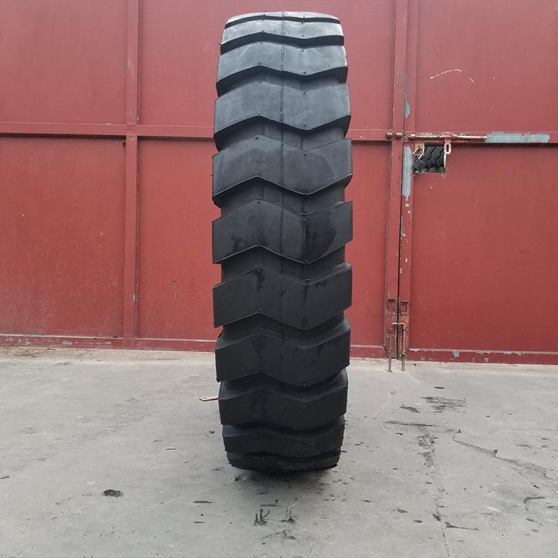 825R16装载机轮胎900-16 900-20波浪花纹铲车工程机械轮胎