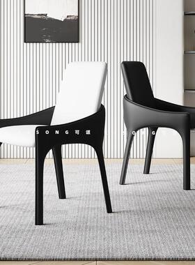 马鞍椅餐椅2025新款椅子轻奢高级感意式极简马鞍皮家用黑色靠背椅