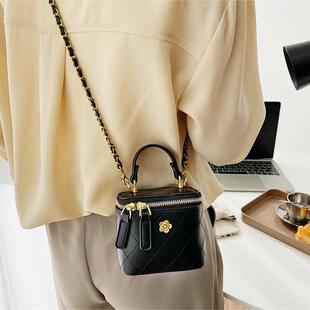 冬天斜挎包高级感轻奢小众女士精致山茶花高级感格纹链条盒子包小