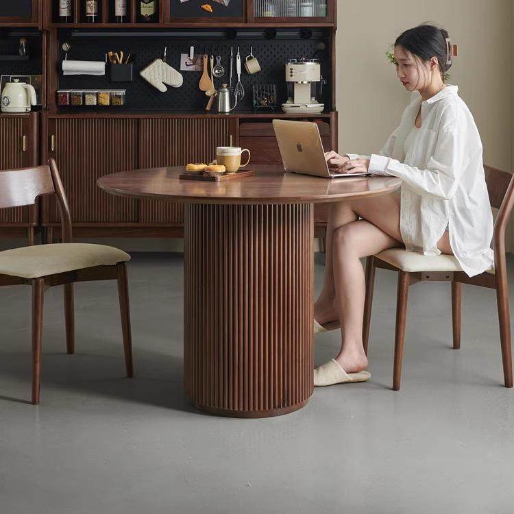 北欧实木圆形餐桌胡桃色圆桌客厅咖啡桌洽淡桌家用小户型吃饭桌子