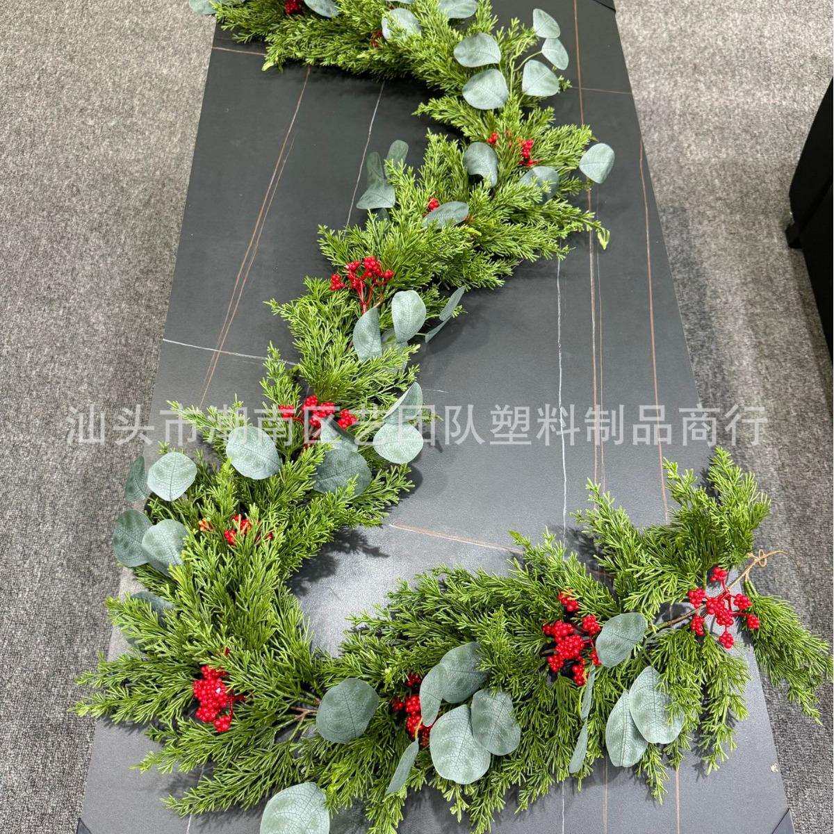 跨境亚马逊人造植物圣诞松针柏叶冬青果藤条圣诞节室内外装饰花环