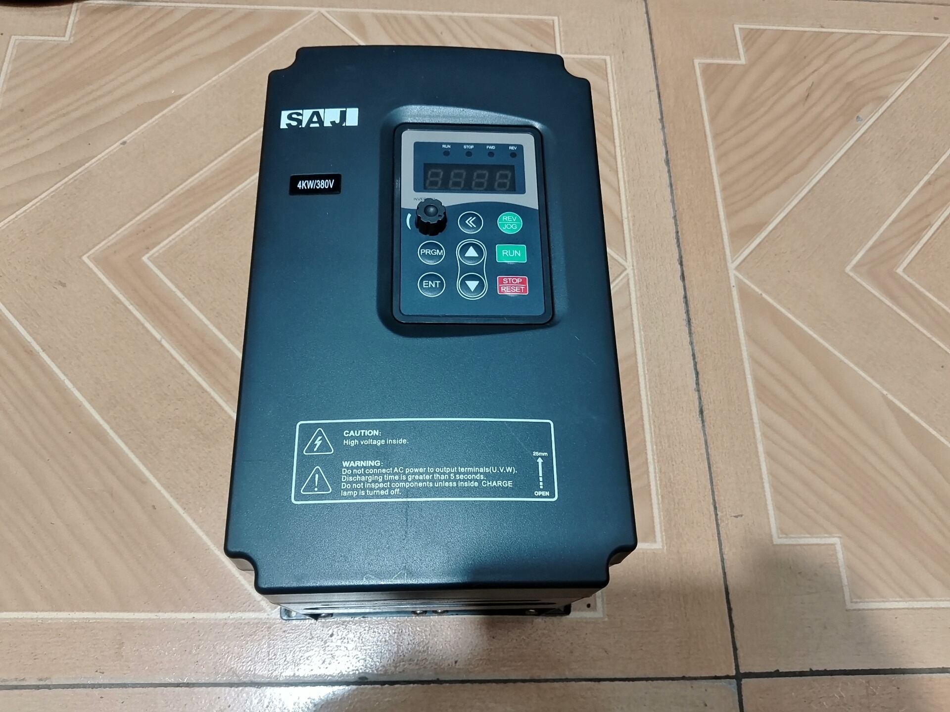 5.5kw三晶变频器8000B-4T004GB/5R5PB，