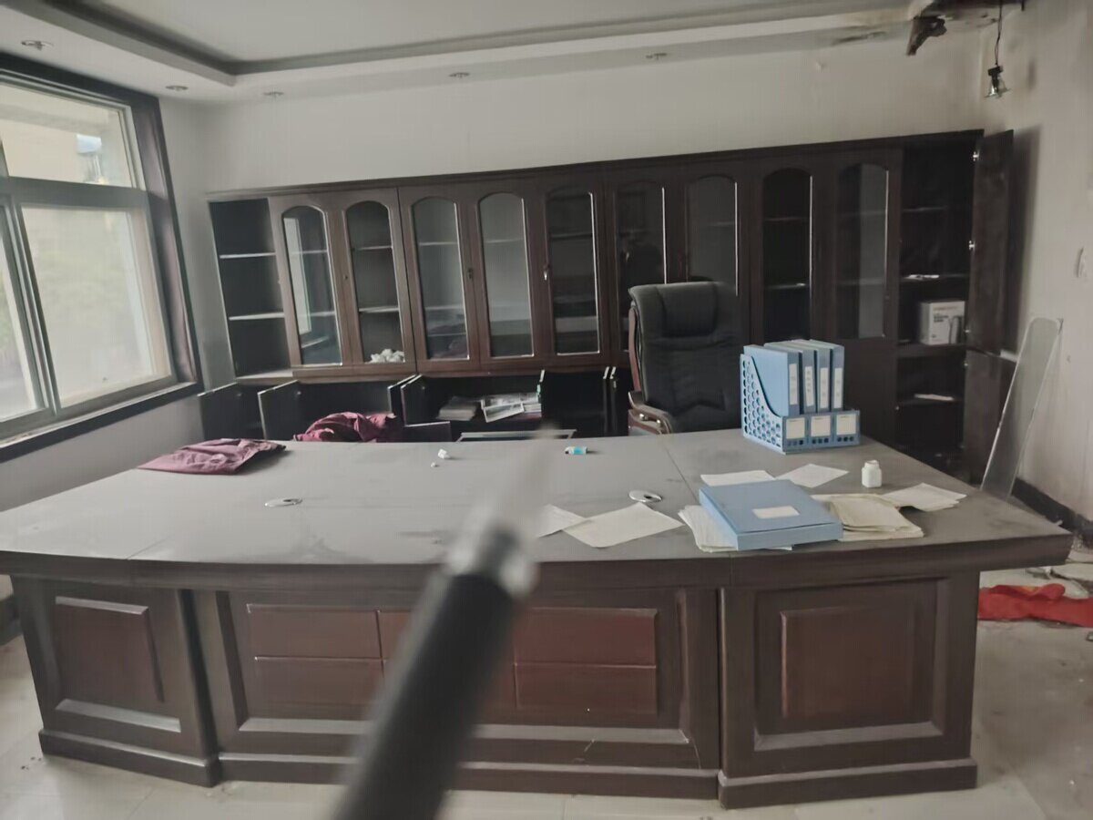 5月7日十堰某公司名下的一批家具设备资产（包括两台报废车辆和沙发、座椅等）网络拍卖公告