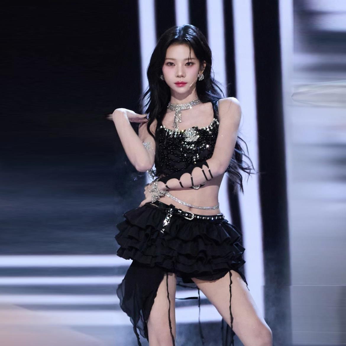 张紫宁同款黑色水钻亮片套装演出服女团性感酒吧光感舞台表演服