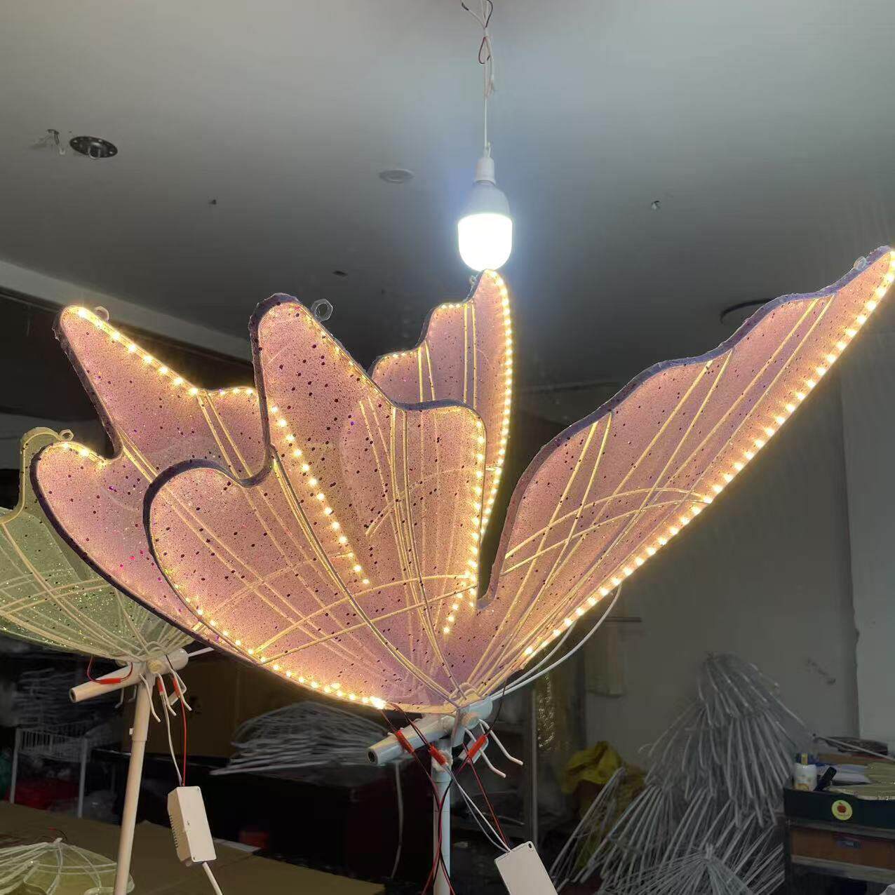 婚庆道具彩纱三色光大蝴蝶悬吊式天花板路引灯婚礼宴会节日T台背