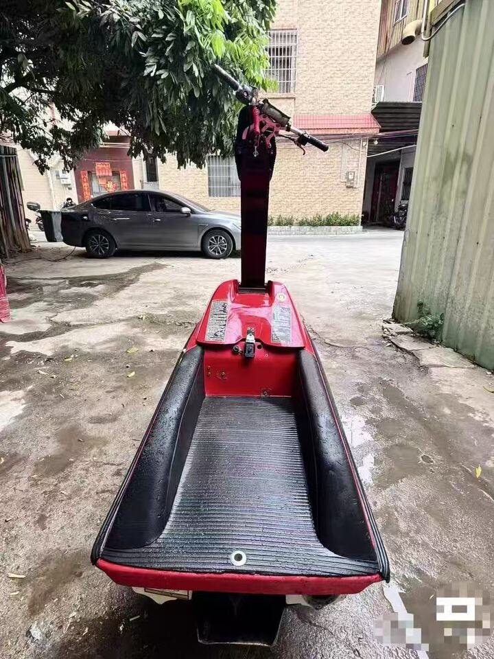 雅马哈纯淡水自用水耗子摩托艇，红黑配色，船身完整无修补