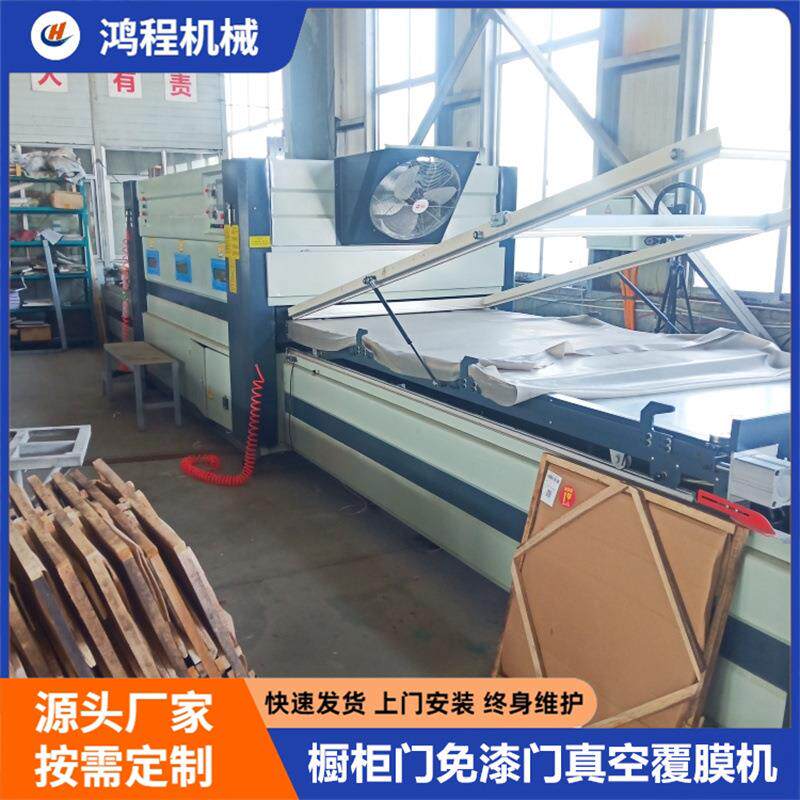 WPC木塑门四面覆膜设备定制自动断膜锁扣免漆家具门真空吸塑机