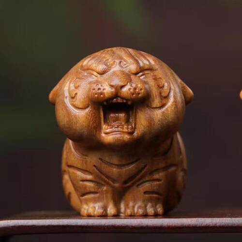 新款直销艺铭仙苑 绿檀木雕刻件小虎茶宠手把件 把玩件房书桌面装