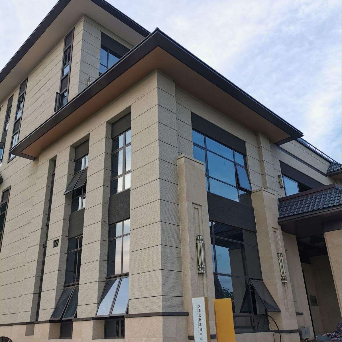 仿石瓷砖高端自建别墅外墙砖 劈岩石现代风浅色系石材效果陶砖