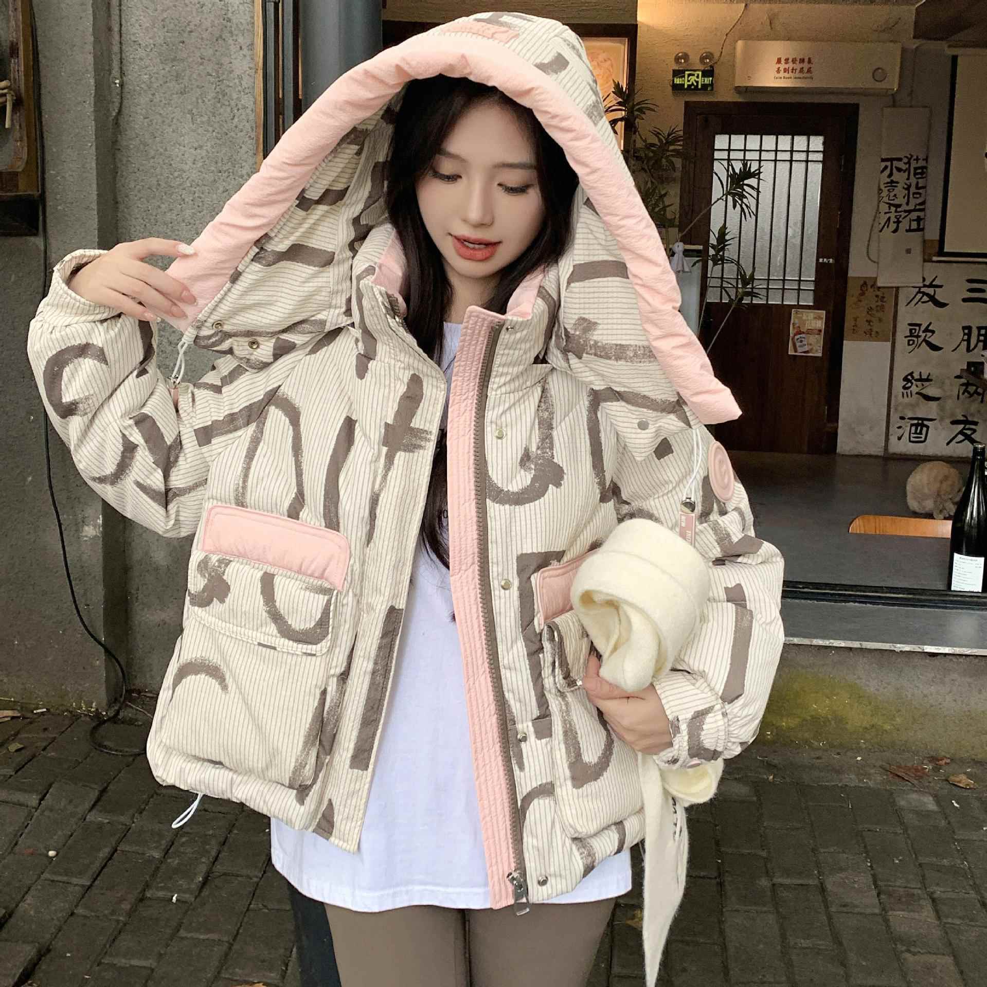 色韩系印花粉帽羽绒服连ZZB1女外冬套加厚年设计感小个子短面包服