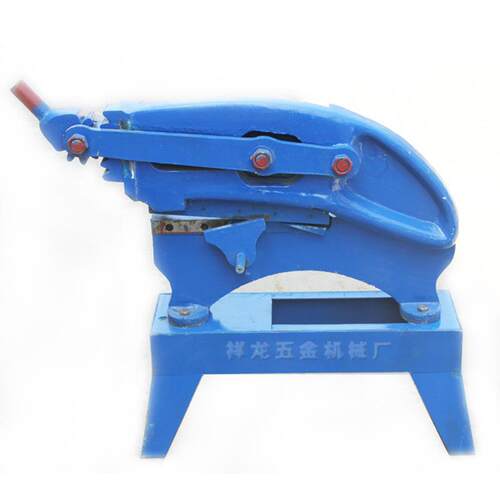 Gear type shearing machine and iron plate shearing machine