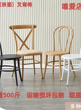 户外铁艺婚庆交叉椅木纹色叉背椅饭店覆古餐椅美式椅白色黑色餐椅