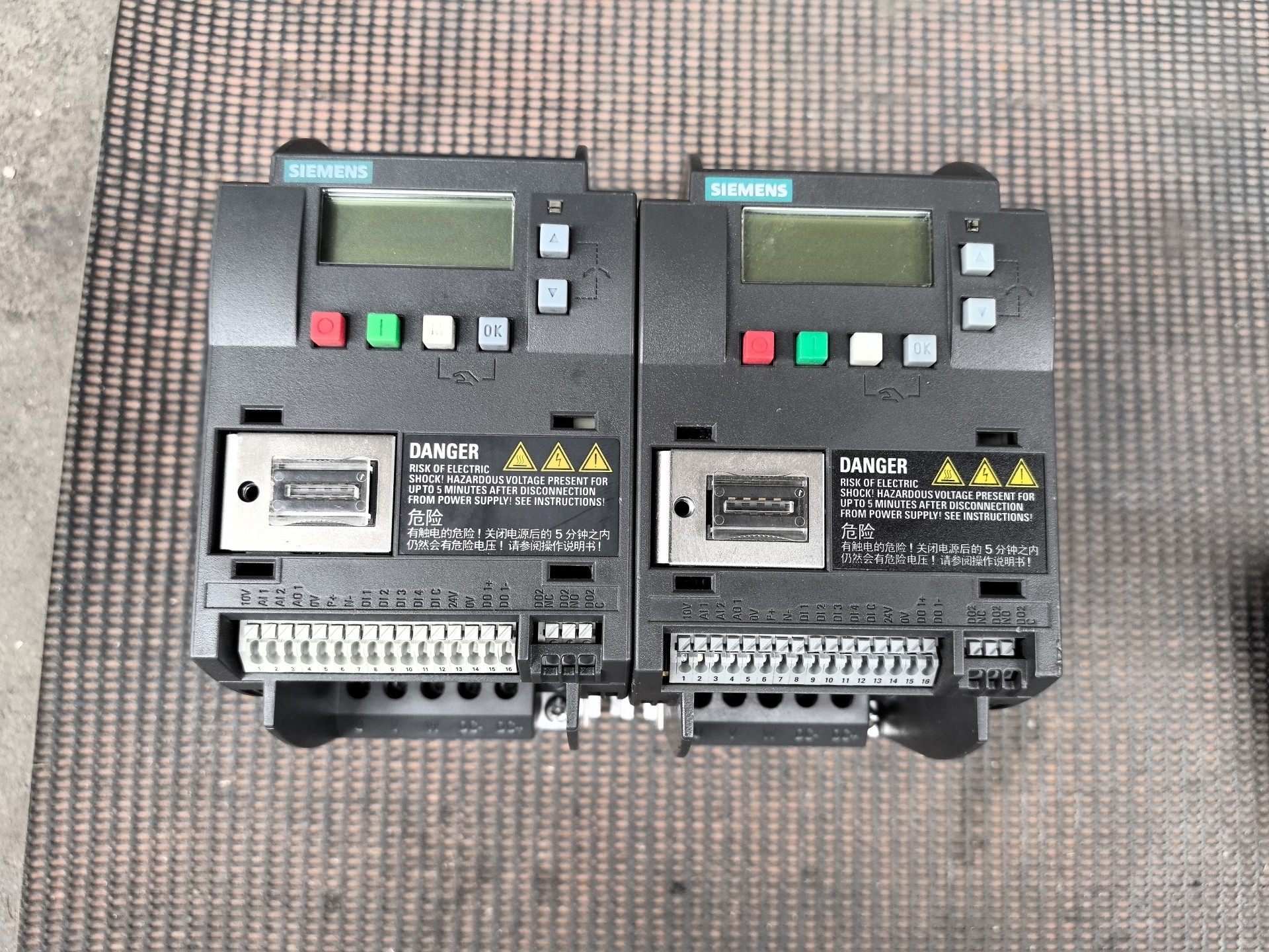 西门子变频器 实物图 功能包好 成色漂亮 6SL3210-5