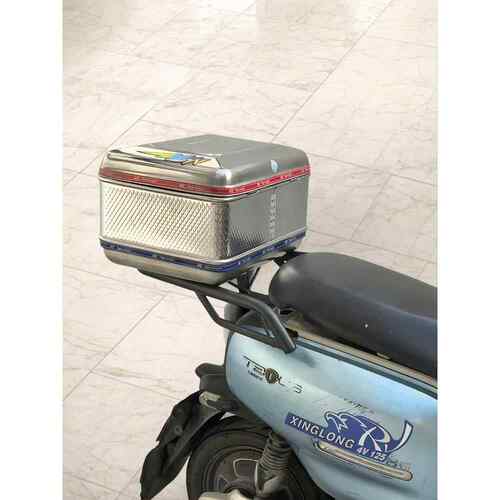 2024新款摩托车侧挂铁皮尾箱储物带锁储物盒工具箱电动车尾包挂袋