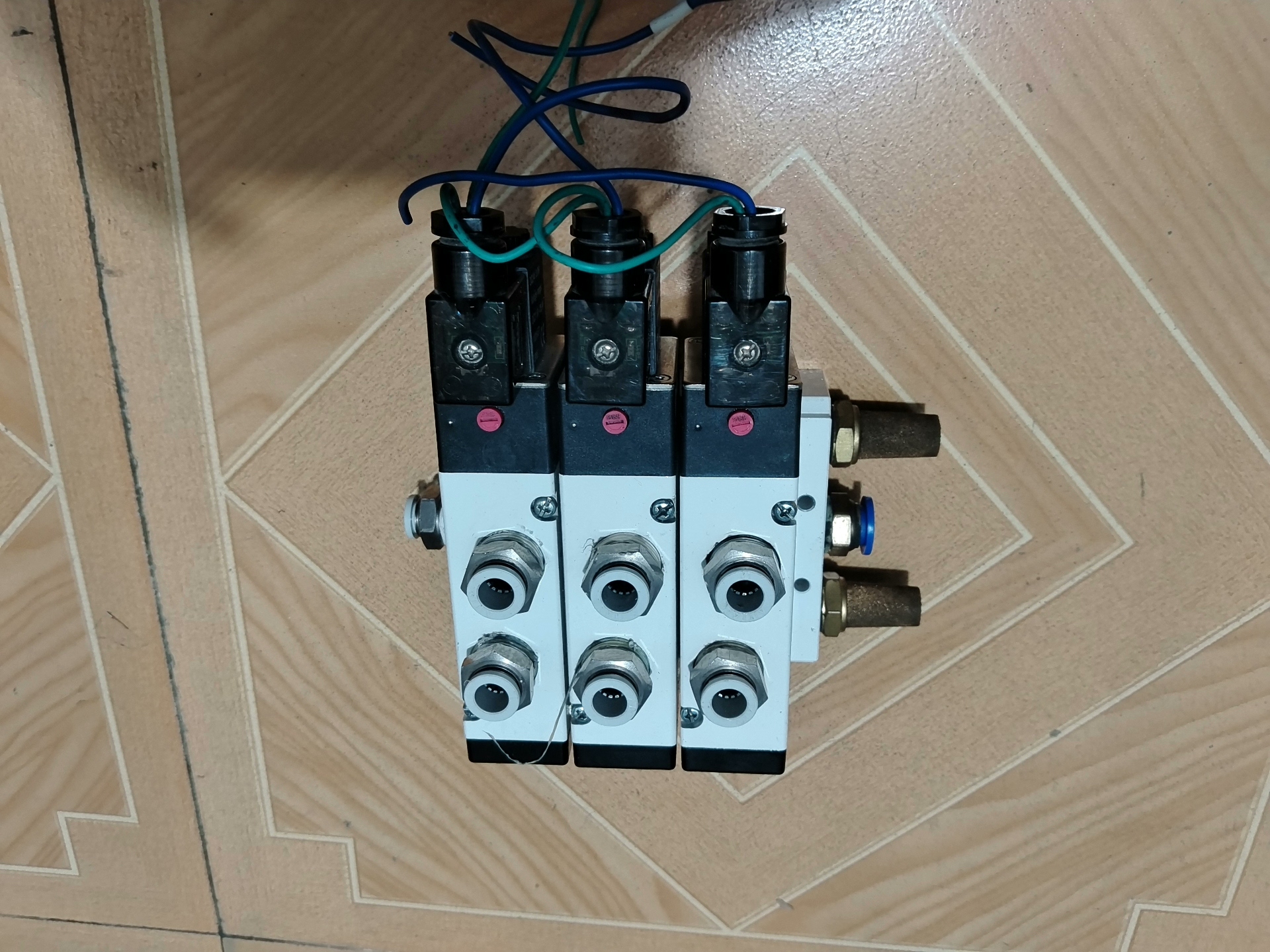 亚德客电磁阀4V410-15，功能正常，成色为实图