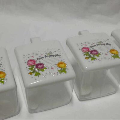 Flip-top 4-compartment salt shaker for condiment storage, se