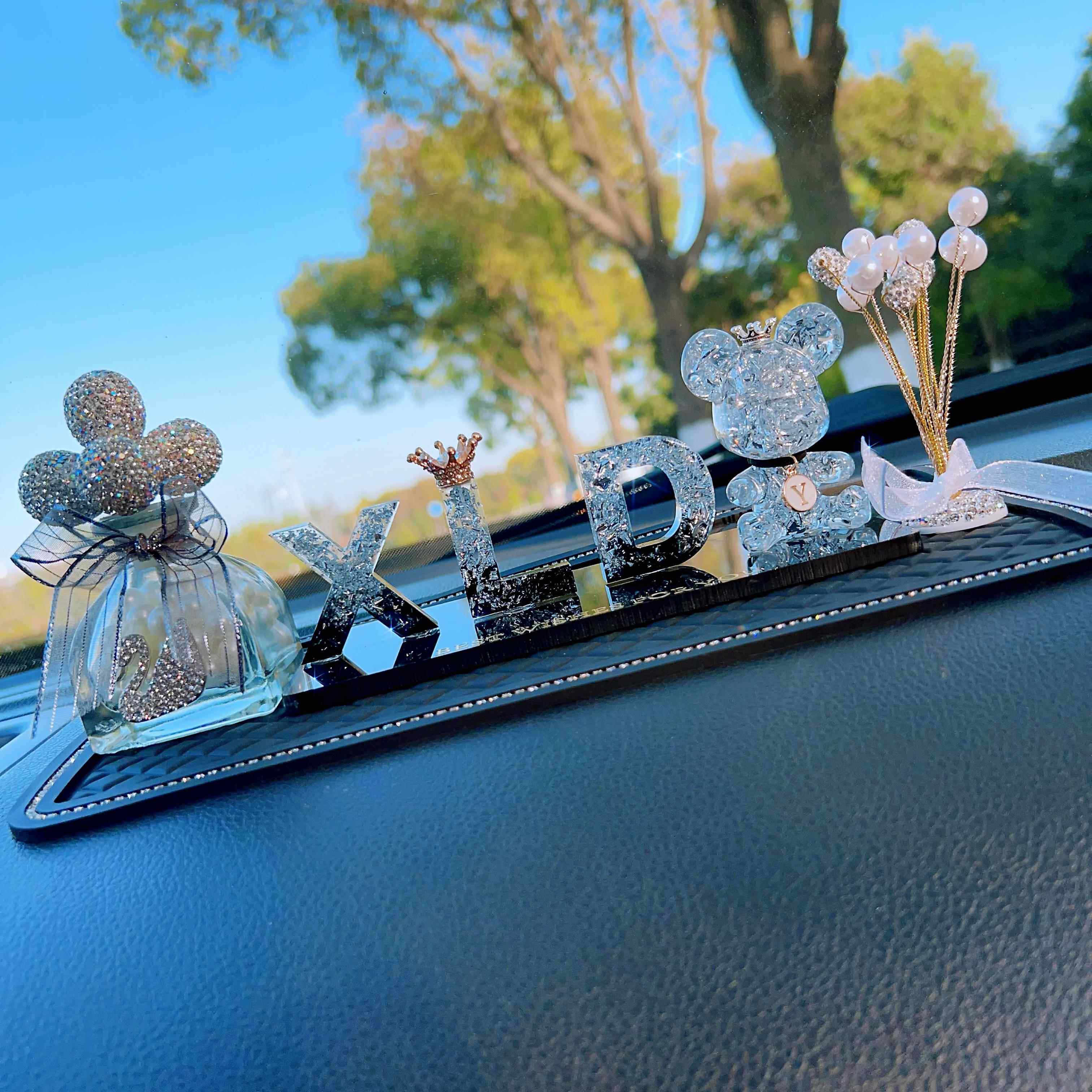 高档创意私人制台字母汽车内载品网红定女神款中控仪表盘用摆件装