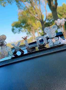 高档创意私人制台字母汽车内载品网红定女神款中控仪表盘用摆件装