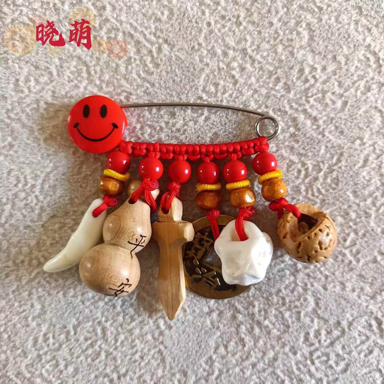 厂家宝宝桃木别针挂件饰品狗牙葫芦猪惊骨红绳纯手工编制