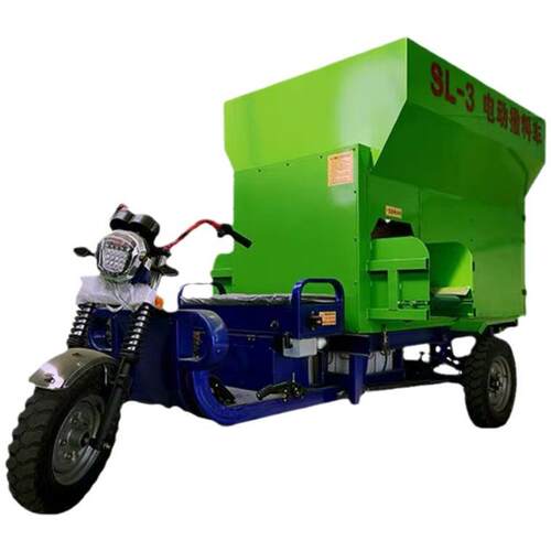 供应牛羊草料运输撒料车多规格喂料车青储饲喂料车