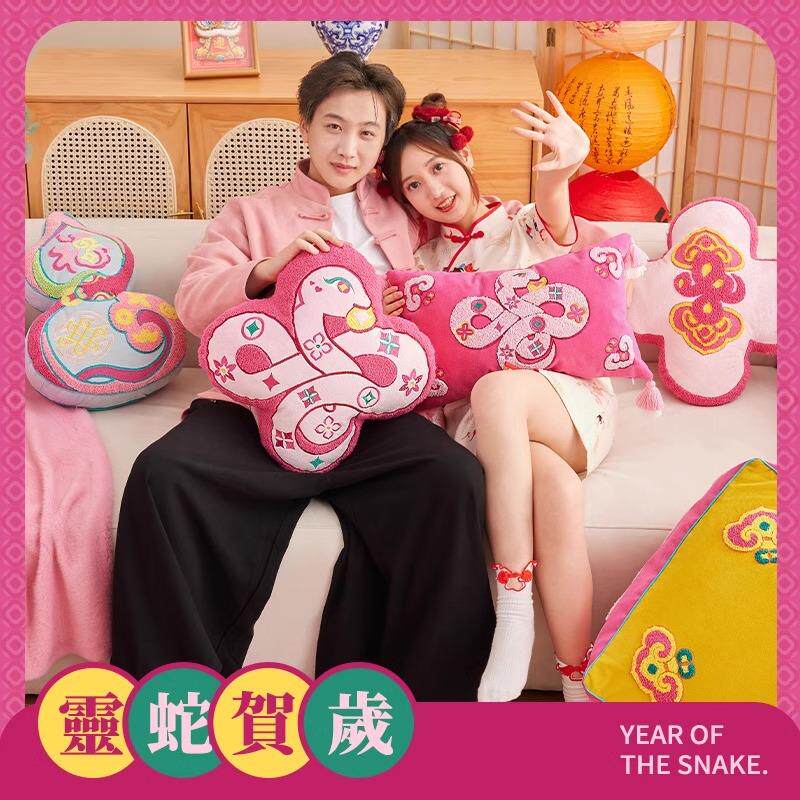 2025新款蛇年新年抱枕客厅沙发腰枕喜庆靠背垫多巴胺创意异形靠枕