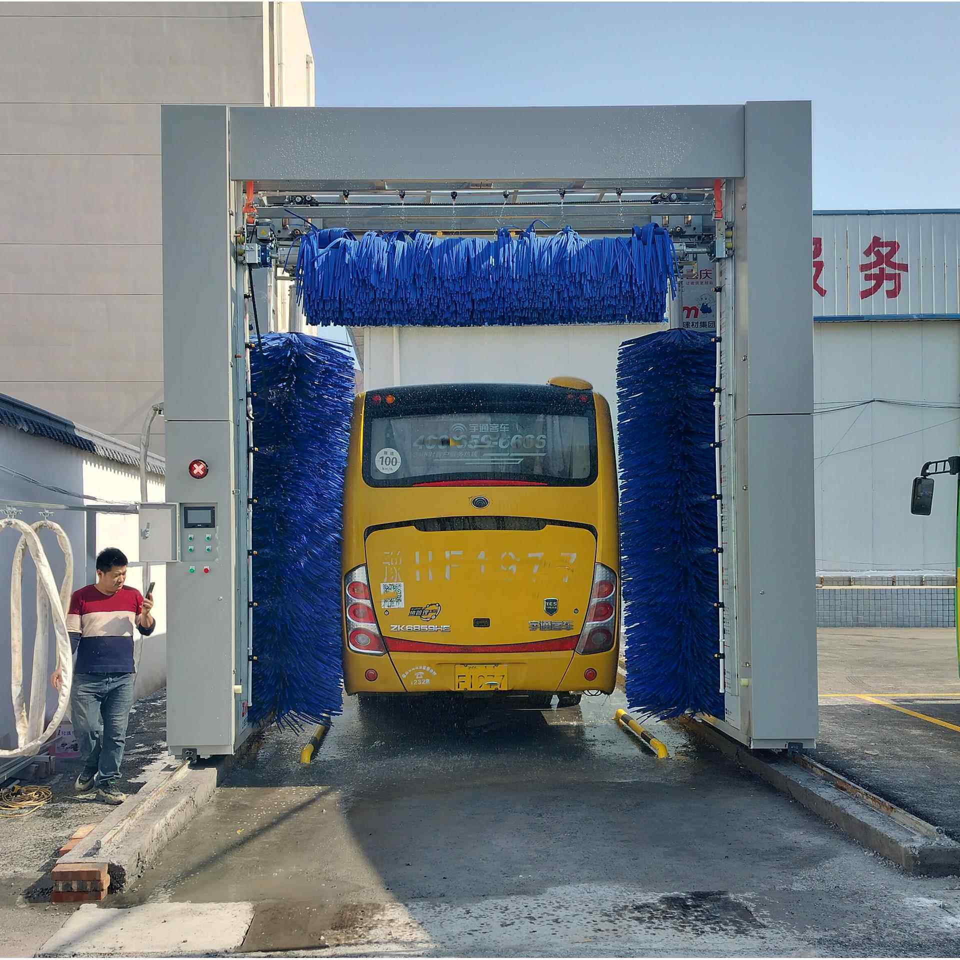 龙门往复式公交巴士电脑洗车设备出口南美3刷大巴洗车机