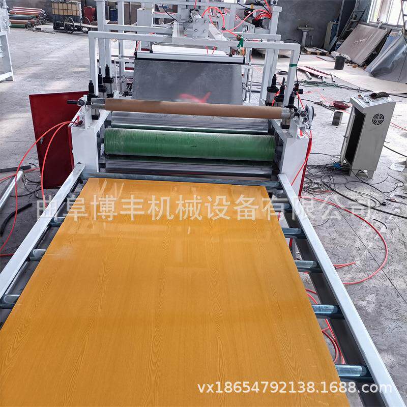 肤感木饰面板贴面机 热熔胶科技墙板贴合机 高光PVC膜冷压平贴机
