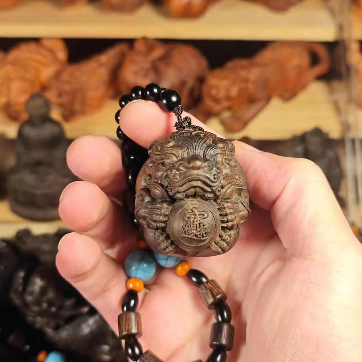 精雕抱精雕高档把印尼小件桌面貔貅工艺品球实心沉香木摆件