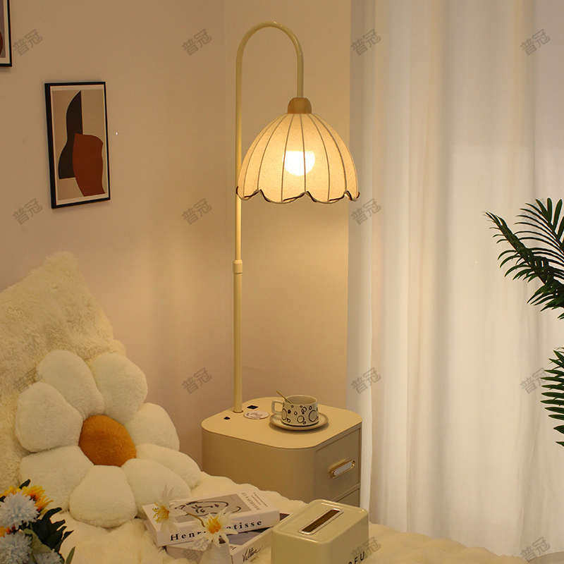卧室奶油风网红落地灯氛围感装饰床头柜台灯一体置物客厅沙发台灯,家装灯饰光源,装饰落地灯,淘宝优惠券,粉丝福利购,淘宝优惠卷