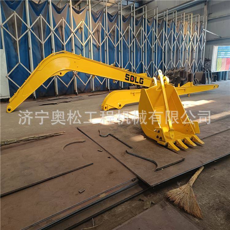 奥松挖掘机22米加长臂 锰板加强焊接重心稳 体量轻 操作灵活 指导
