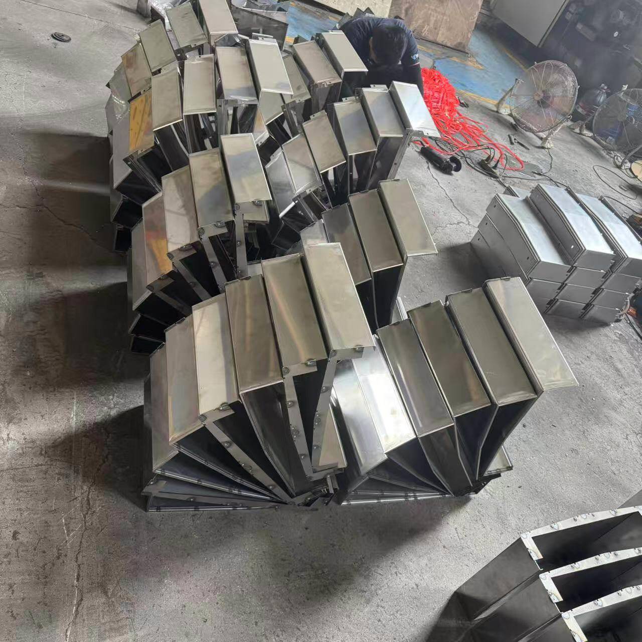 定制钢板式防护罩850机床抗压耐磨承重力强运行无噪音钢板防护罩图片