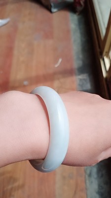 目前看来求鉴定豪8印象S16翡翠手镯怎么样，纯正度如何？