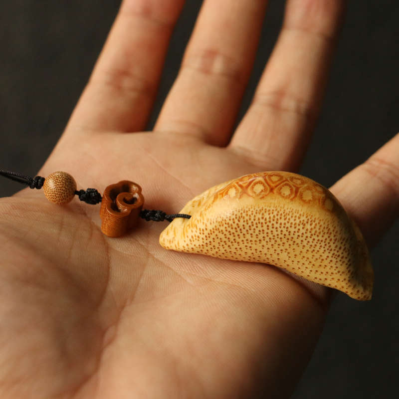 精选高密度几十年满钉老竹根纯手工雕刻竹雕饺子手把件把玩收藏竹