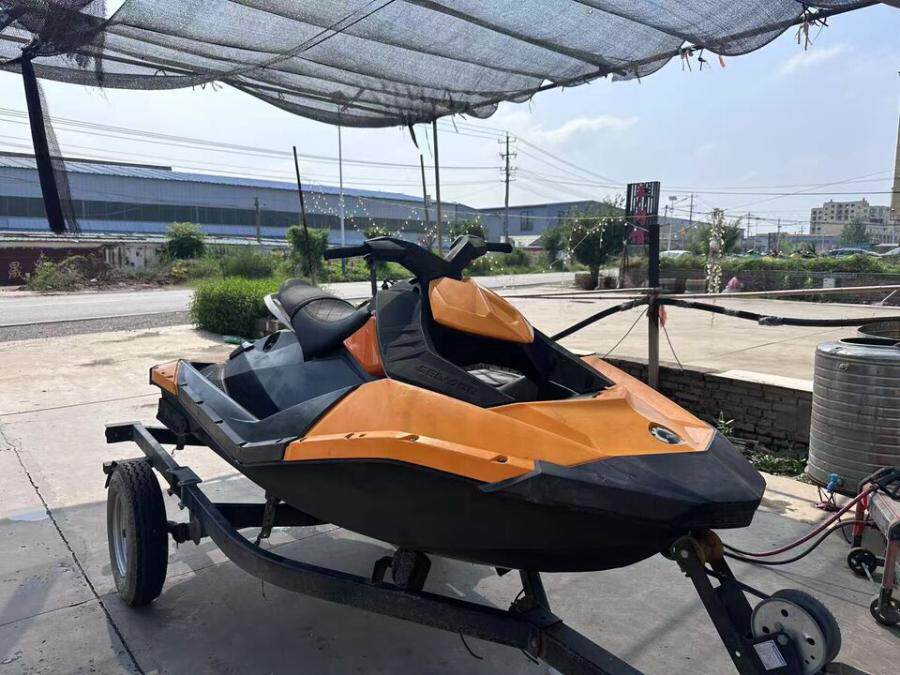18年下水庞巴迪火花摩托艇功能正常使用带拖车
