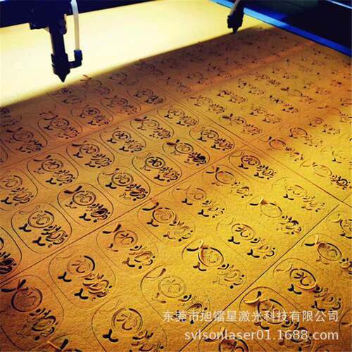 广东毛绒玩具激光切割机厂家  绣花贴布摄像定位质量激光切割机