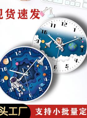 厂家儿童房创意个性宇航员太空挂钟现代简约家居静音时钟表