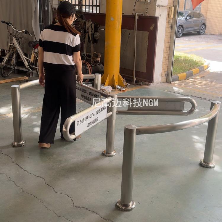 尼高迈不锈钢单向疏散通道门反潜回道匝轮渡码头排队单向十字转闸