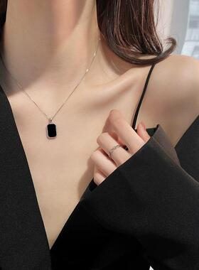 项链高级感轻奢小众黑色双面字母长方牌项链女高级感轻奢简约滴胶