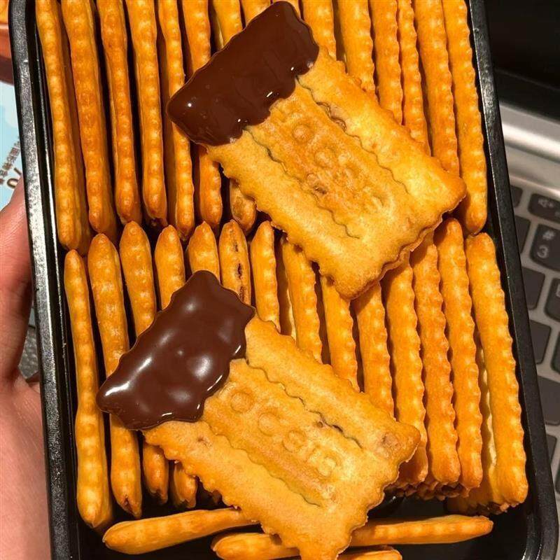 新巧兮兮 巧克力双层薄脆饼干独立包装薄片非油炸零食纯可可脂夹