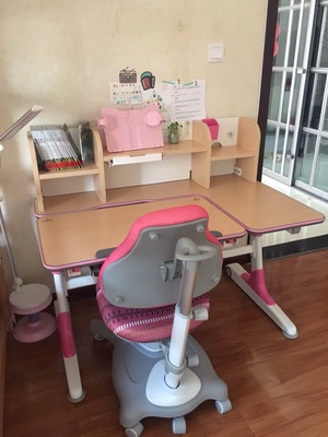 解说生活诚品儿童学习桌对比护童哪个，这两个牌子选谁好？