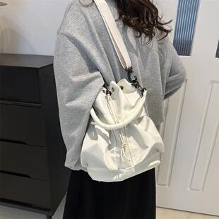 大容量抽绳水桶士24新款多口袋斜挎包轻便休闲布包通勤包