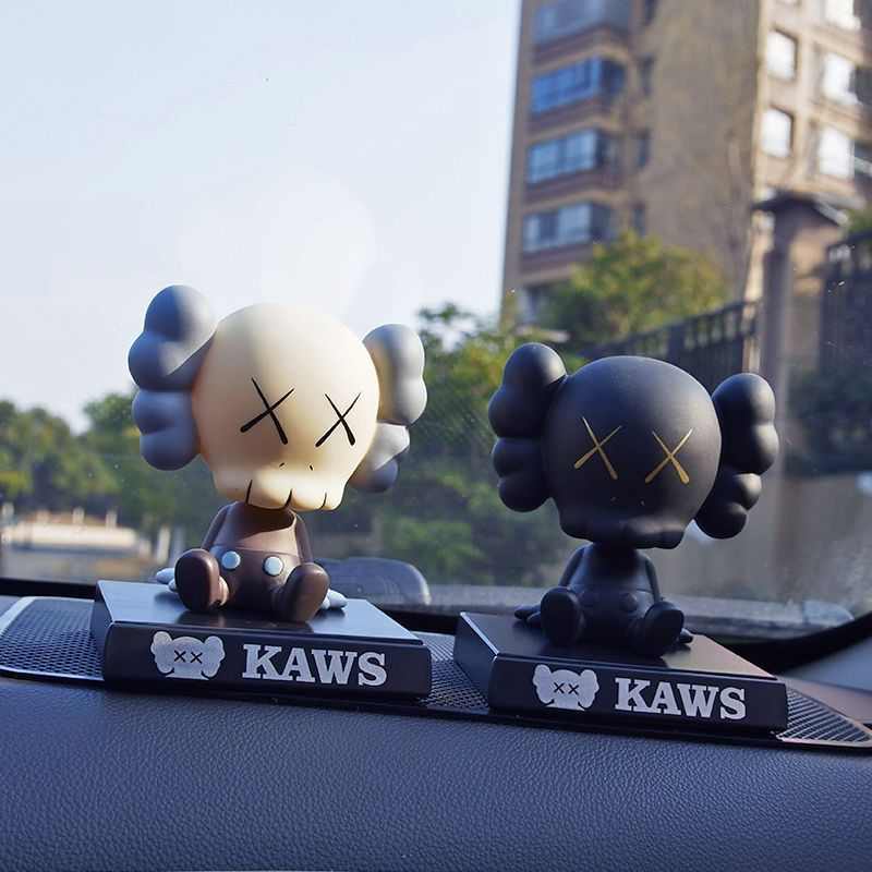 汽车摆件KAWS考斯网红潮流公仔摇头个性可爱创意车载车内装饰用品