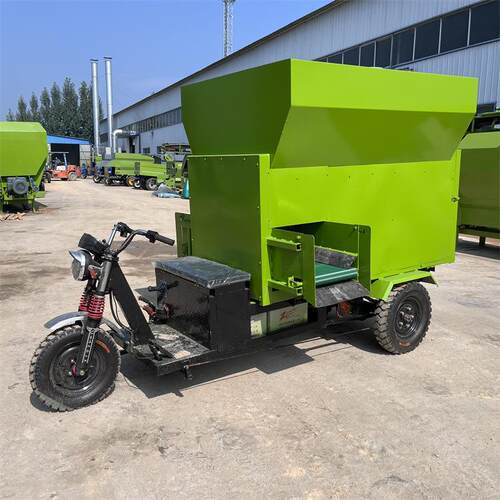 养殖场青储投料车饲喂牛羊用撒草车电动柴油可选撒料车