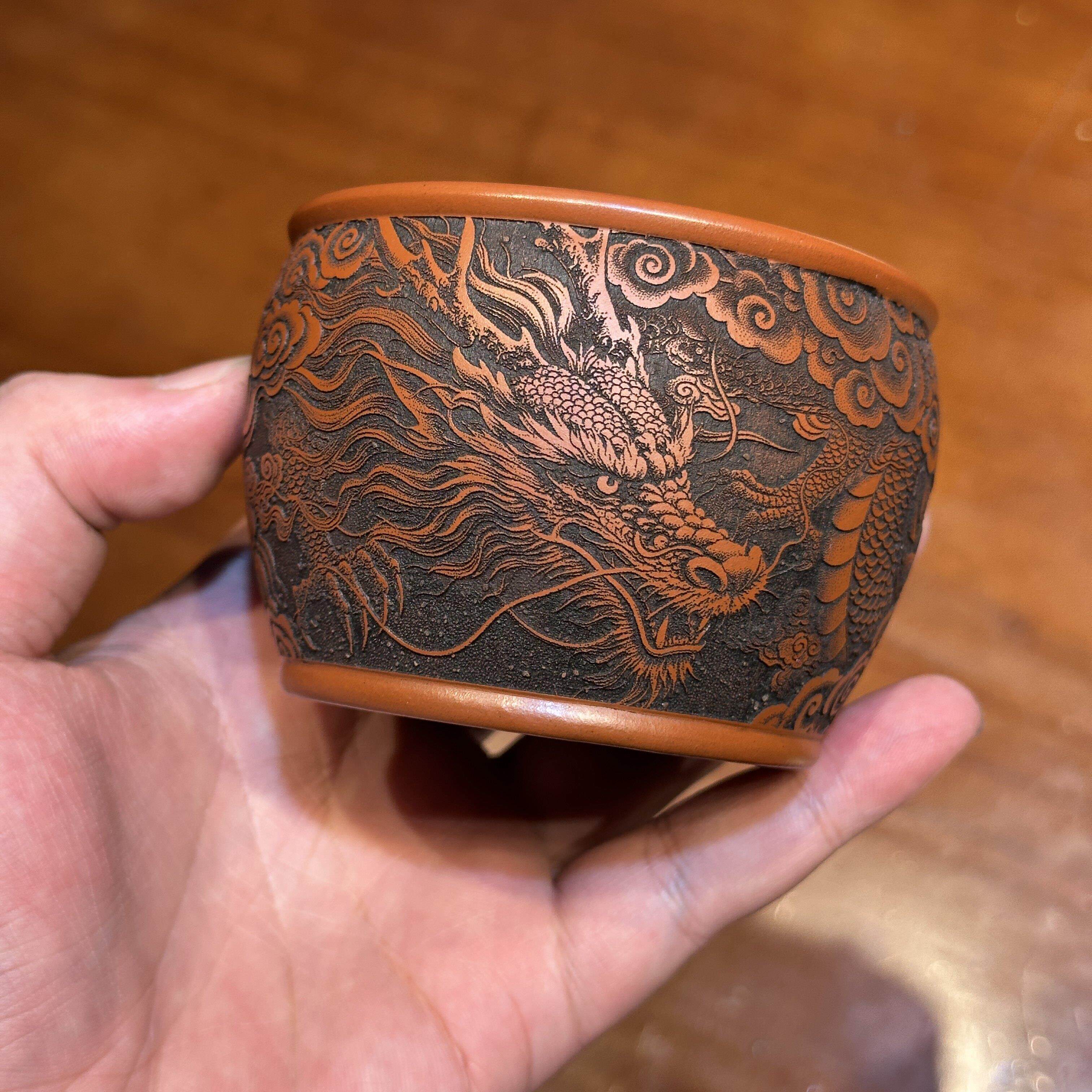 宜兴全手工紫砂茶具 原矿紫玉金砂泥料刻绘龙行天下主人杯品茗杯
