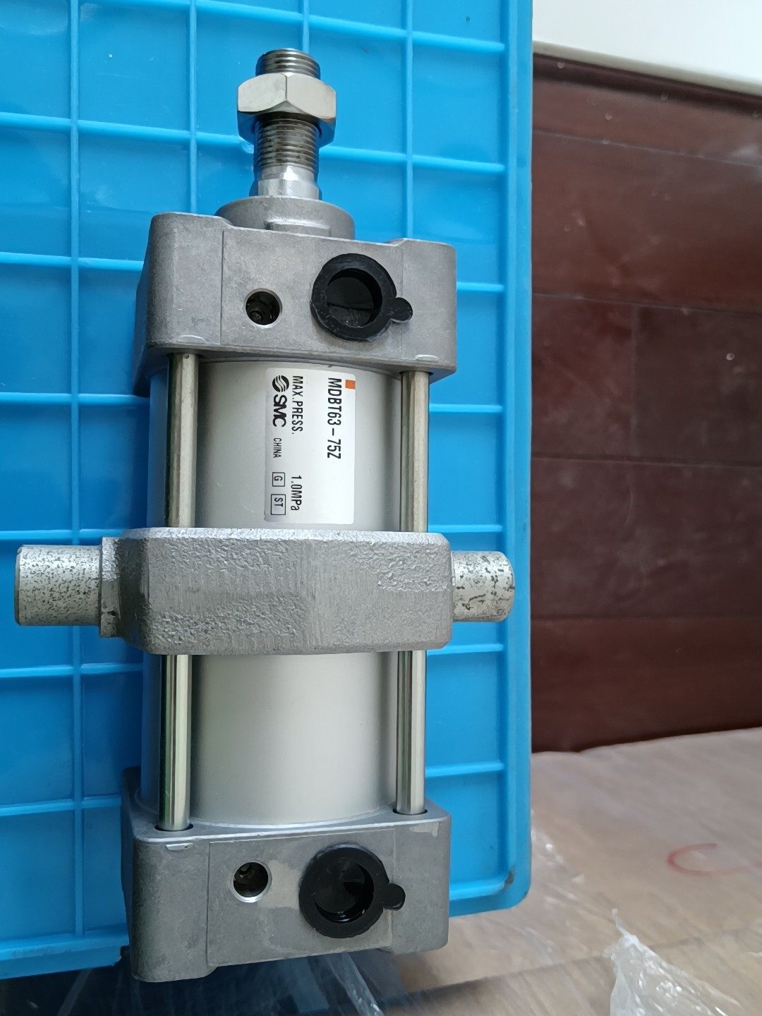 日本SMC气缸MDBT63-75Z九成新正品现货一个，单价3