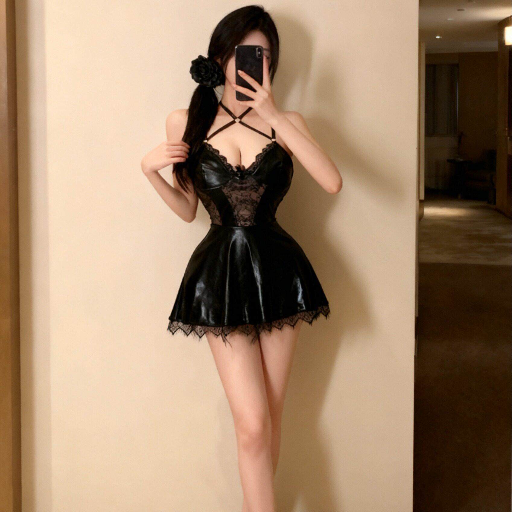 辣妹纯欲风性感v领吊带连衣裙女超短仿皮小个子蕾丝拼接大摆裙子