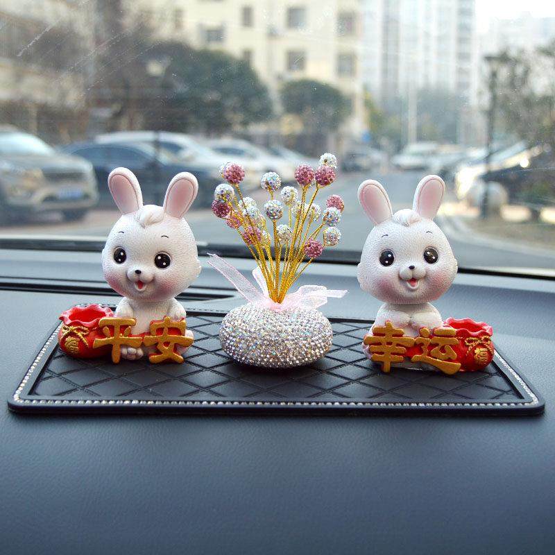 2023新款兔年吉祥物车载摆件车内饰品汽车中控台装饰网红摇头兔子